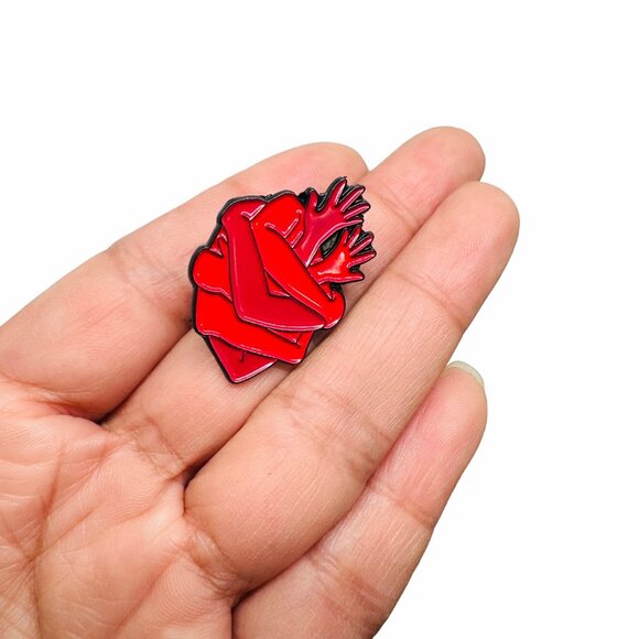 ❤️Red Enamel Pin Couple Hug Together Heart Shape Love Brooch Lapel Blood Red New - Picture 3 of 6